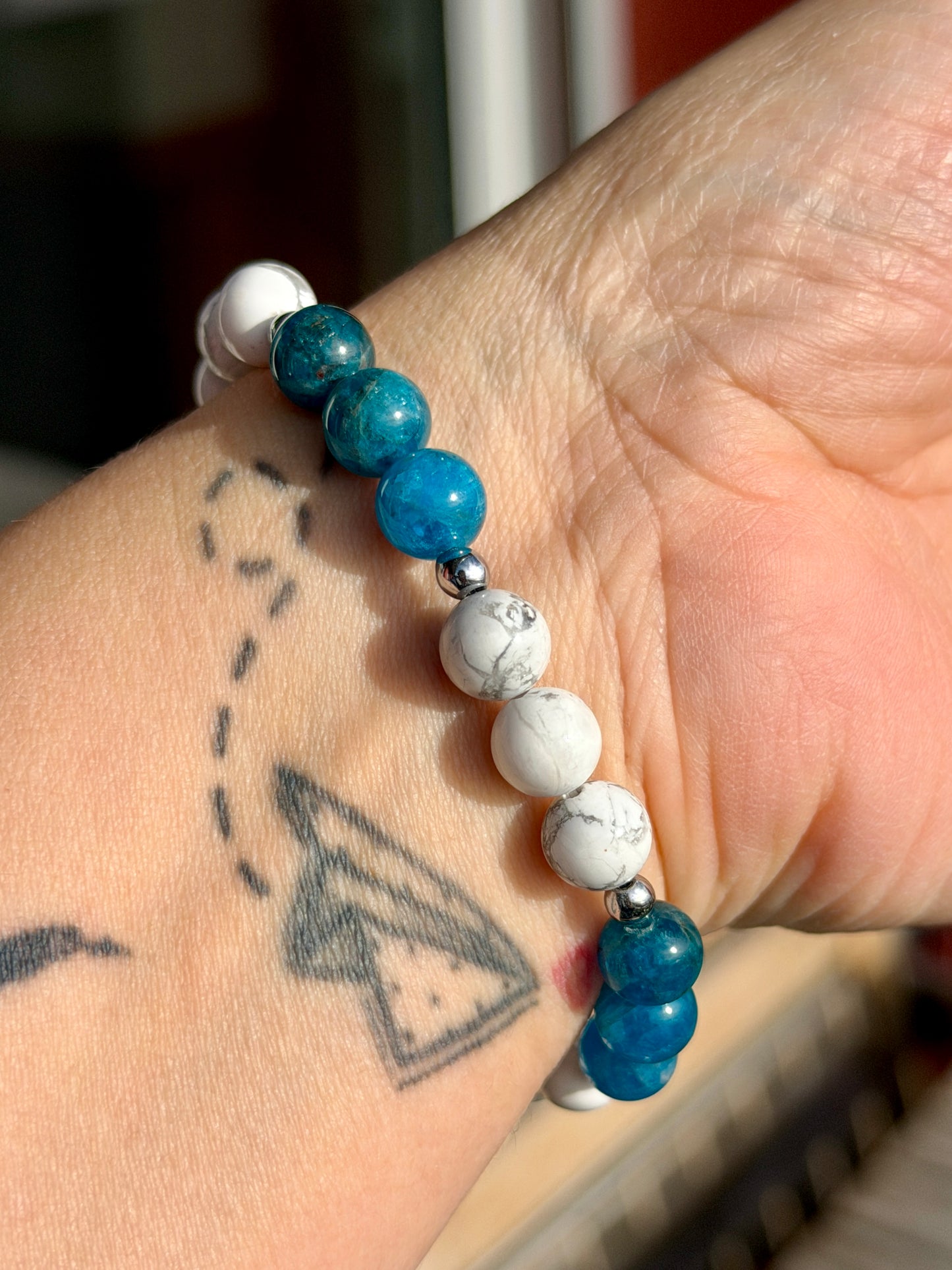 Communication & Calm Bracelet - Blue Apatite, Howlite 8mm