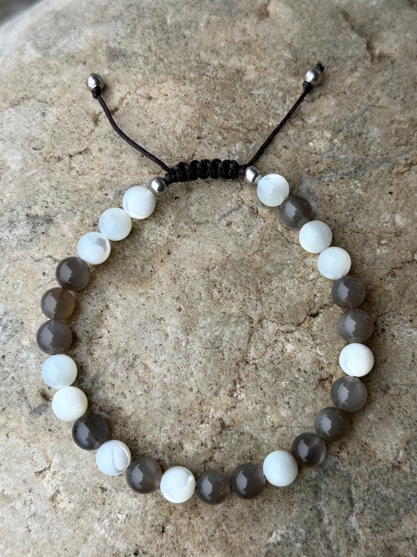 Bracelet Murmures Soft Power en pierre de lune noire et nacre, message en morse, fil nylon avec fermoir macramé réglable