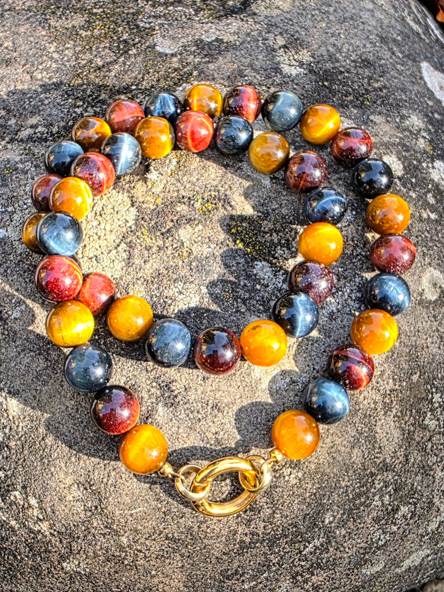 Collier Tripe Yeux oeil de tigre oeil de faucon oeil de taureau en 10mm fernoir doré Lithothérapie Fait main