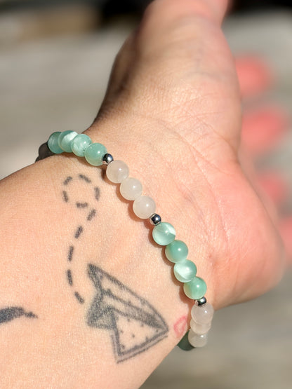 Armband für Intuition und Sanftmut – Grüner Mondstein, Weißer Mondstein 6 mm