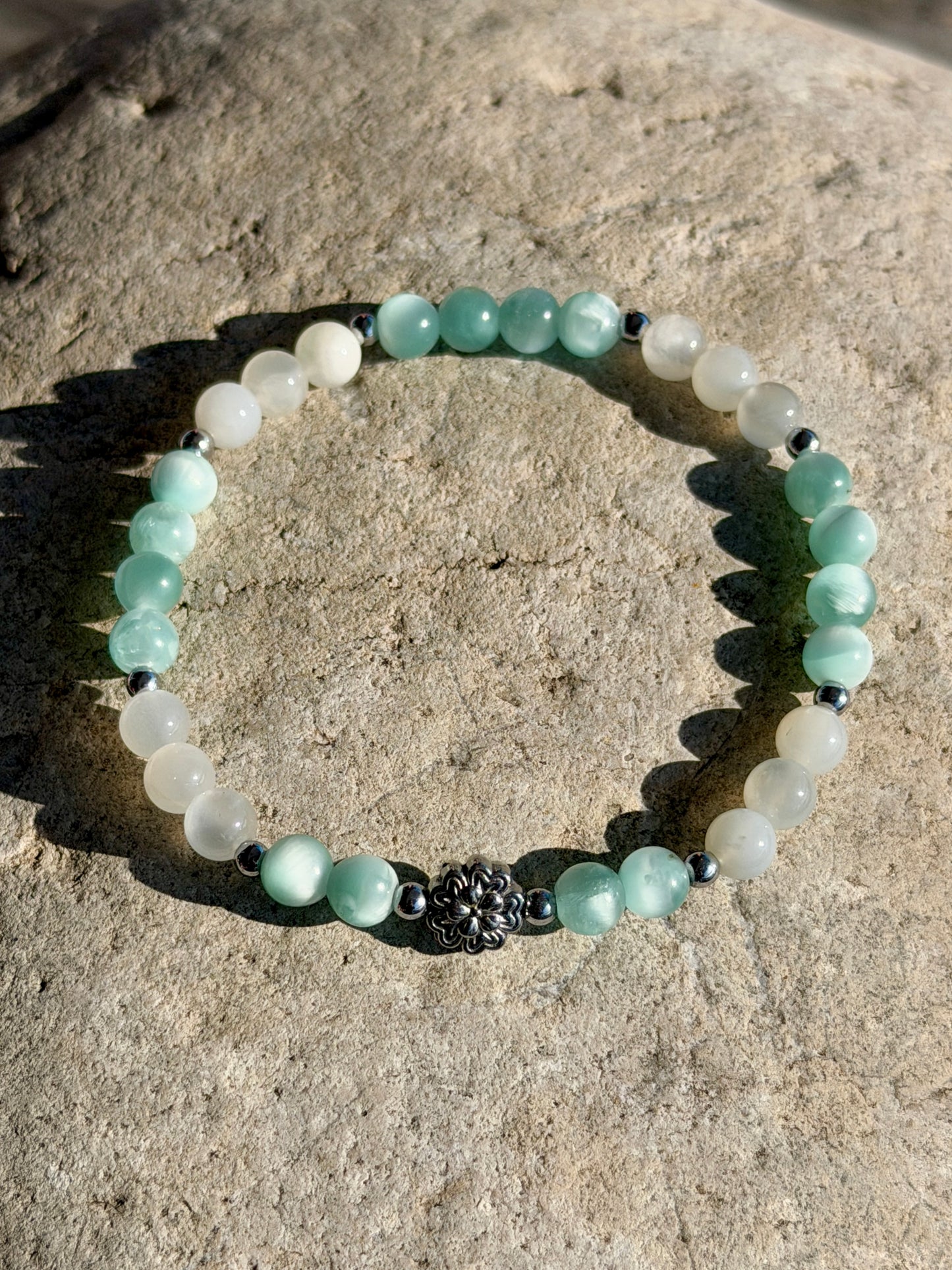 Armband für Intuition und Sanftmut – Grüner Mondstein, Weißer Mondstein 6 mm