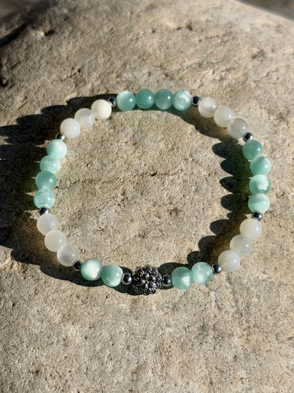 Armband für Intuition und Sanftmut – Grüner Mondstein, Weißer Mondstein 6 mm